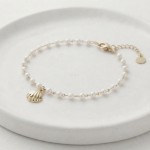 Pulseira pérolas pendente concha 